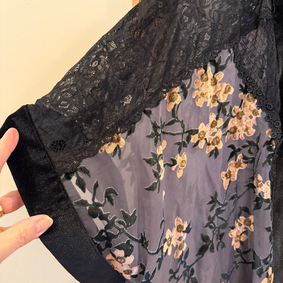 POL Oversized Velvet & Lace Floral Kimono + NWT Black Medium Sequin Tank - Picture 6 of 16
